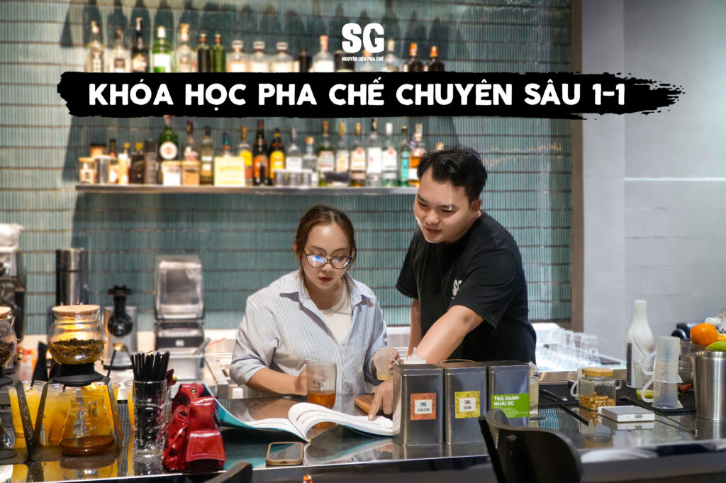 Học viên học pha chế 1 kèm 1 đang thực hành pha chế cùng giảng viên để nâng cao kỹ năng và hoàn thiện công thức đồ uống theo menu quán riêng