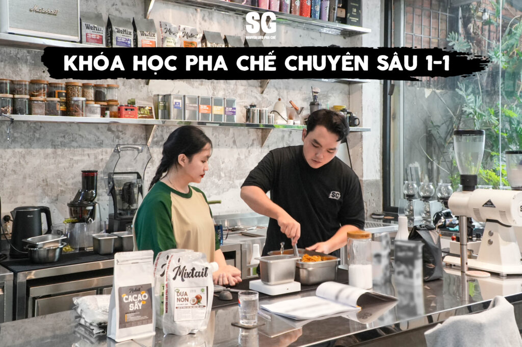 Khác biệt lớn giữa tự học và học pha chế chuyên sâu nằm ở nền tảng kiến thức: học viên không chỉ làm theo mà còn hiểu rõ nguyên lý để sáng tạo công thức phù hợp với quán
